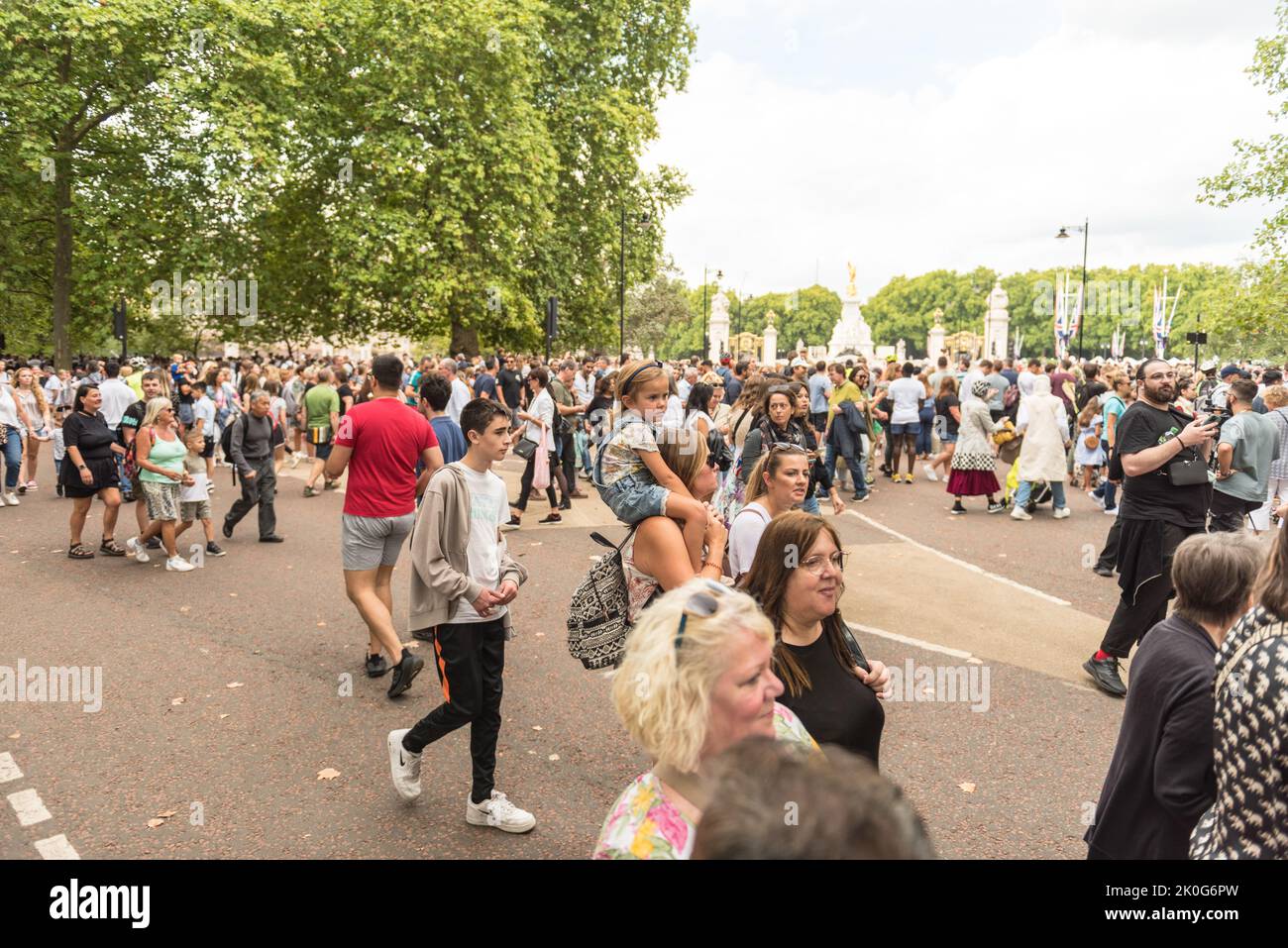 Large crowd outside the Palace in London Stock Photo