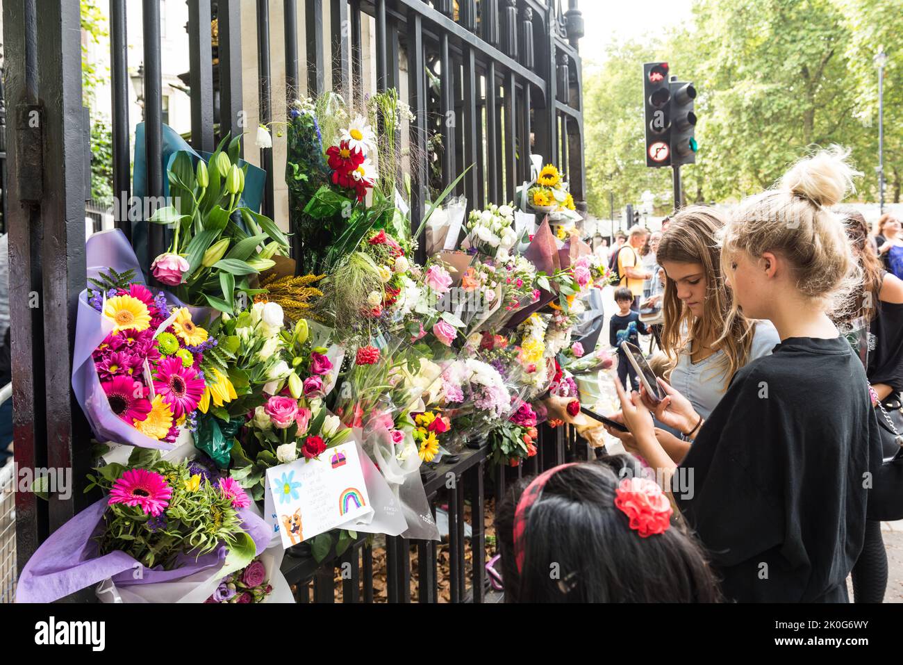 People leaving flowers as tribute to Queen Stock Photo