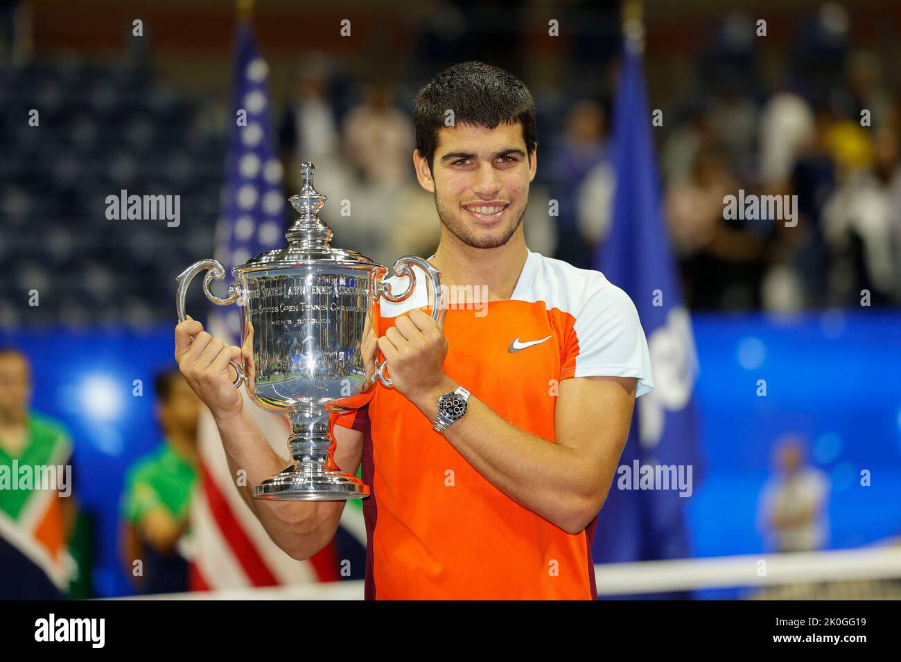New York, USA, 11th.September 2022. Spanish tennis player Carlos Alcaraz holding the winner trophy during the Mens Final of the US  Open Championships, Billie Jean King National Tennis Center on Sunday 11September 2022. © Juergen Hasenkopf / Alamy Live News Stock Photo