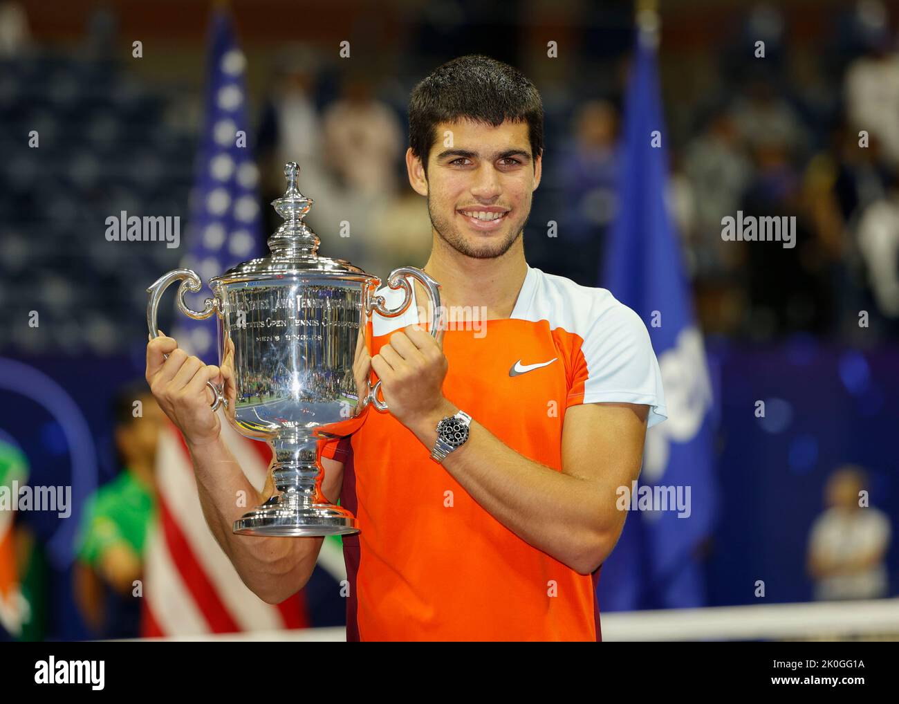 New York, USA, 11th.September 2022. Spanish tennis player Carlos Alcaraz holding the winners trophy during the Mens Final of the US  Open Championships, Billie Jean King National Tennis Center on Sunday 11September 2022. © Juergen Hasenkopf / Alamy Live News Stock Photo