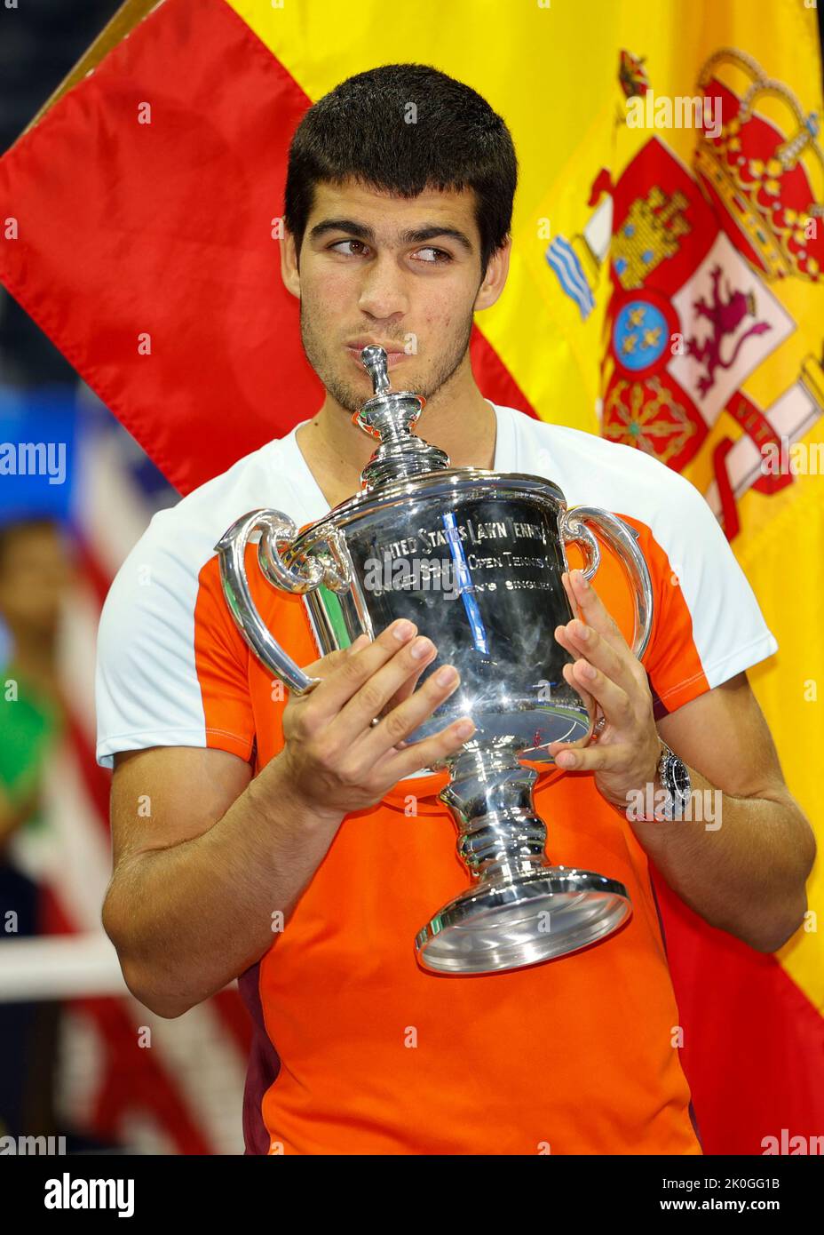 New York, USA, 11th.September 2022. Spanish tennis player Carlos Alcaraz holding the winners trophy during the Mens Final of the US  Open Championships, Billie Jean King National Tennis Center on Sunday 11September 2022. © Juergen Hasenkopf / Alamy Live News Stock Photo