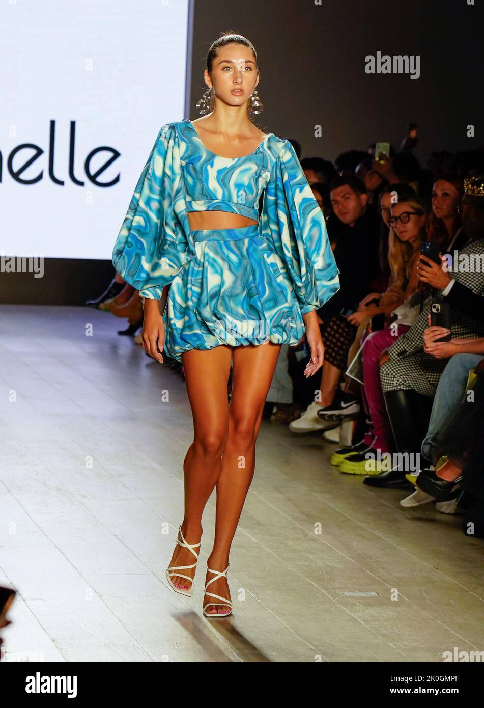 new-york-usa-11th-sep-2022-model-on-the-runway-kylie-michelle