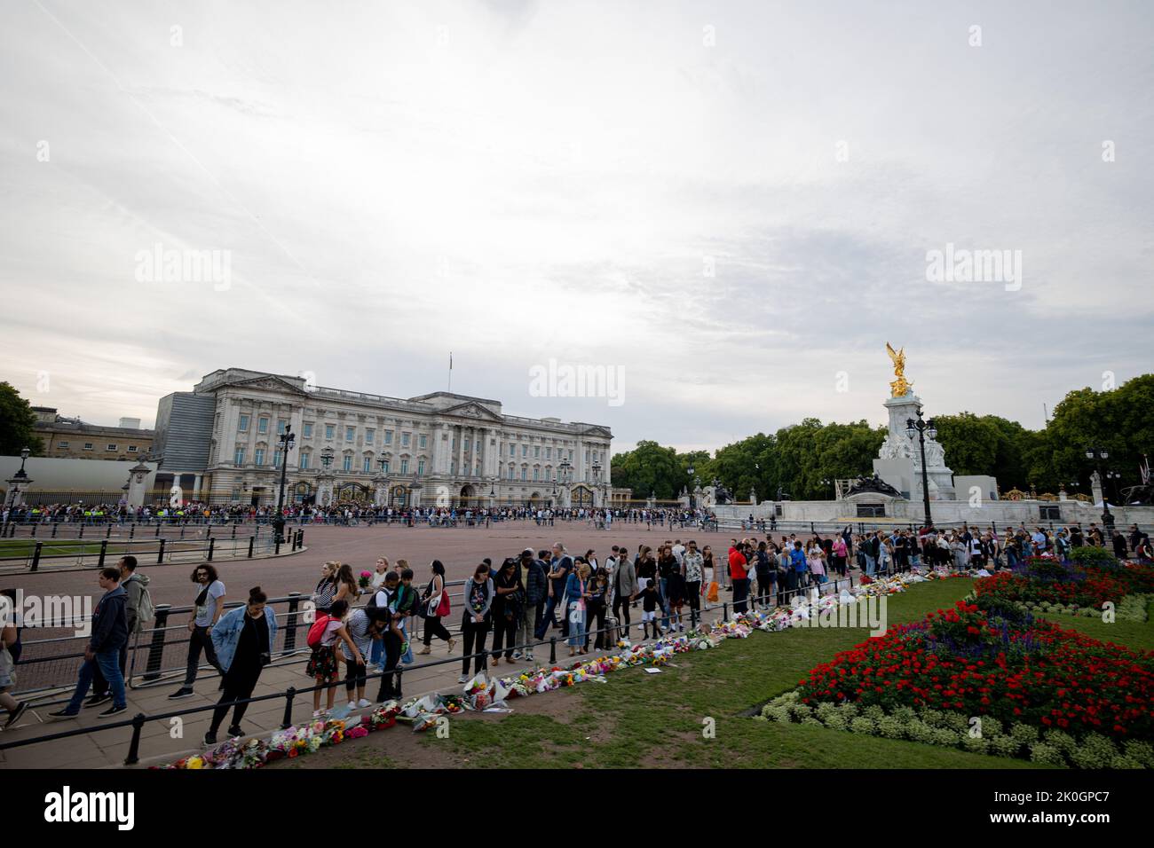 London, UK. 11th Sep, 2022. The view of people paying tributes to Queen Elizabeth II at the Buckingham Palace. Thousands of millions of people from all over the world continue to come to the Buckingham Palace to pay tributes to Queen Elizabeth II, who was in her throne for more than 70 years and died on 8th September 2022. Credit: SOPA Images Limited/Alamy Live News Stock Photo