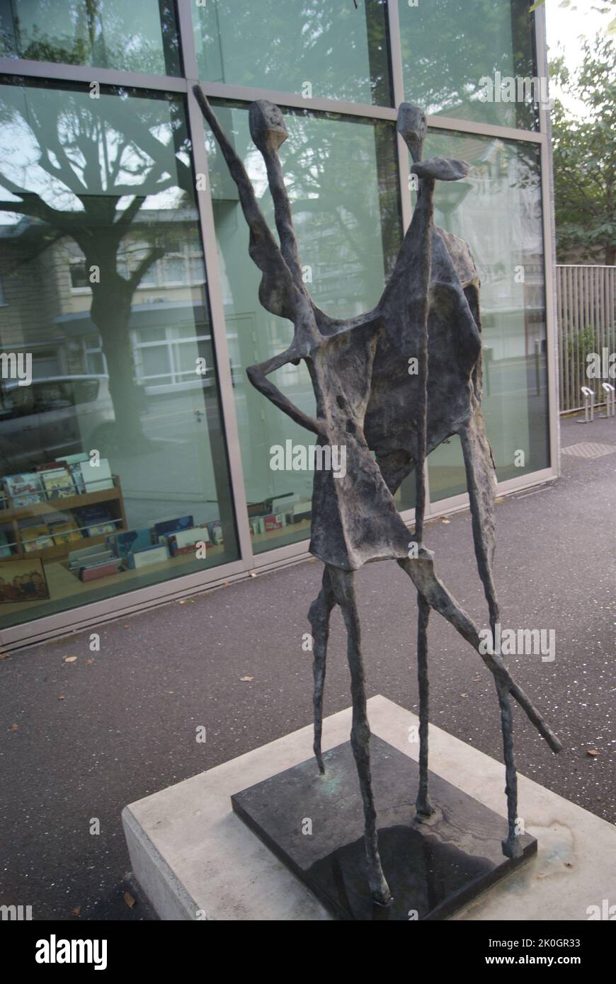 SCULPTURE DE RUE À BOURG LA REINE, HAUTS DE SEINE, FRANCE Stock Photo ...