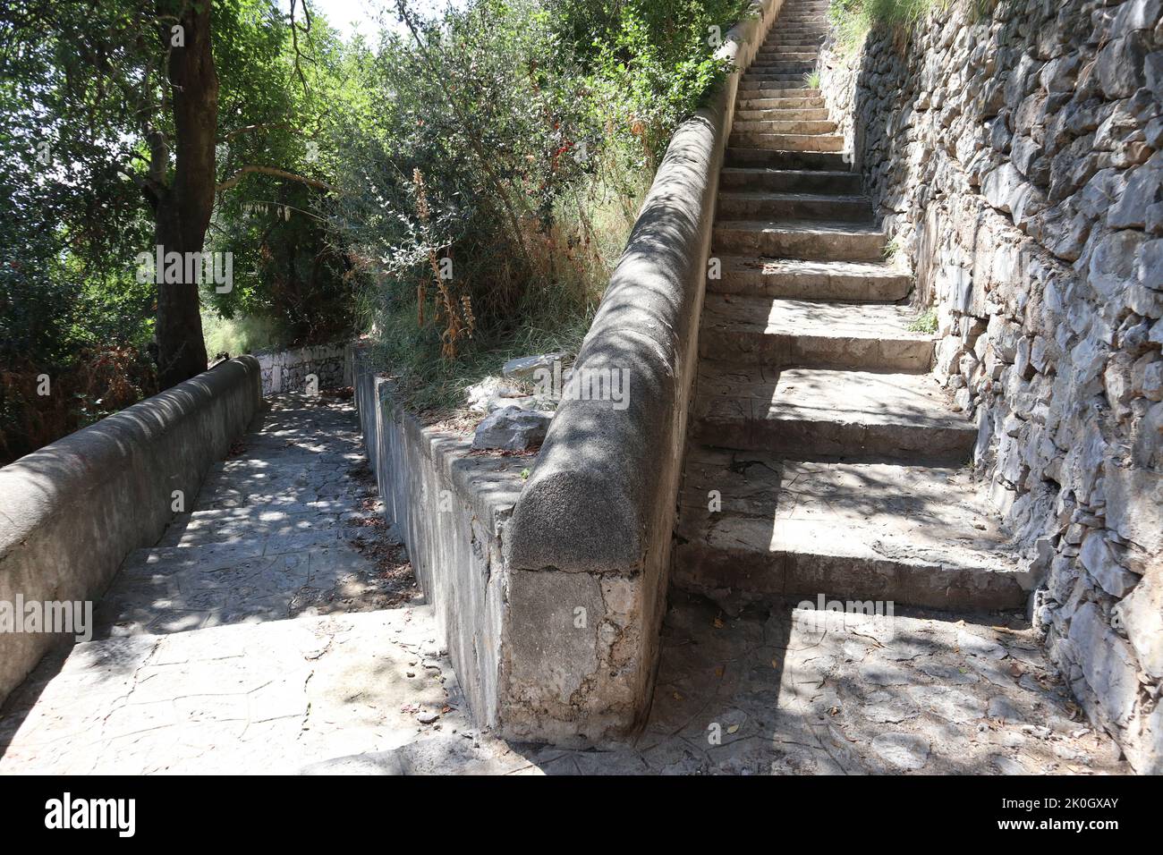 Sentiero verso il mare hi-res stock photography and images - Alamy
