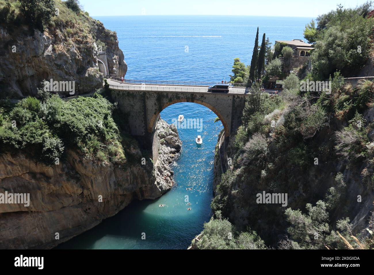 Furore - Scorcio del ponte della litoranea dal sentiero di Via Antonello da Capua Stock Photo