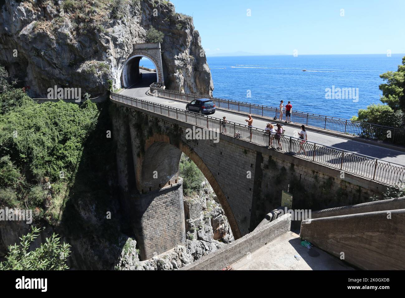 Furore - Scorcio del ponte della strada costiera dal sentiero di Via Antonello da Capua Stock Photo