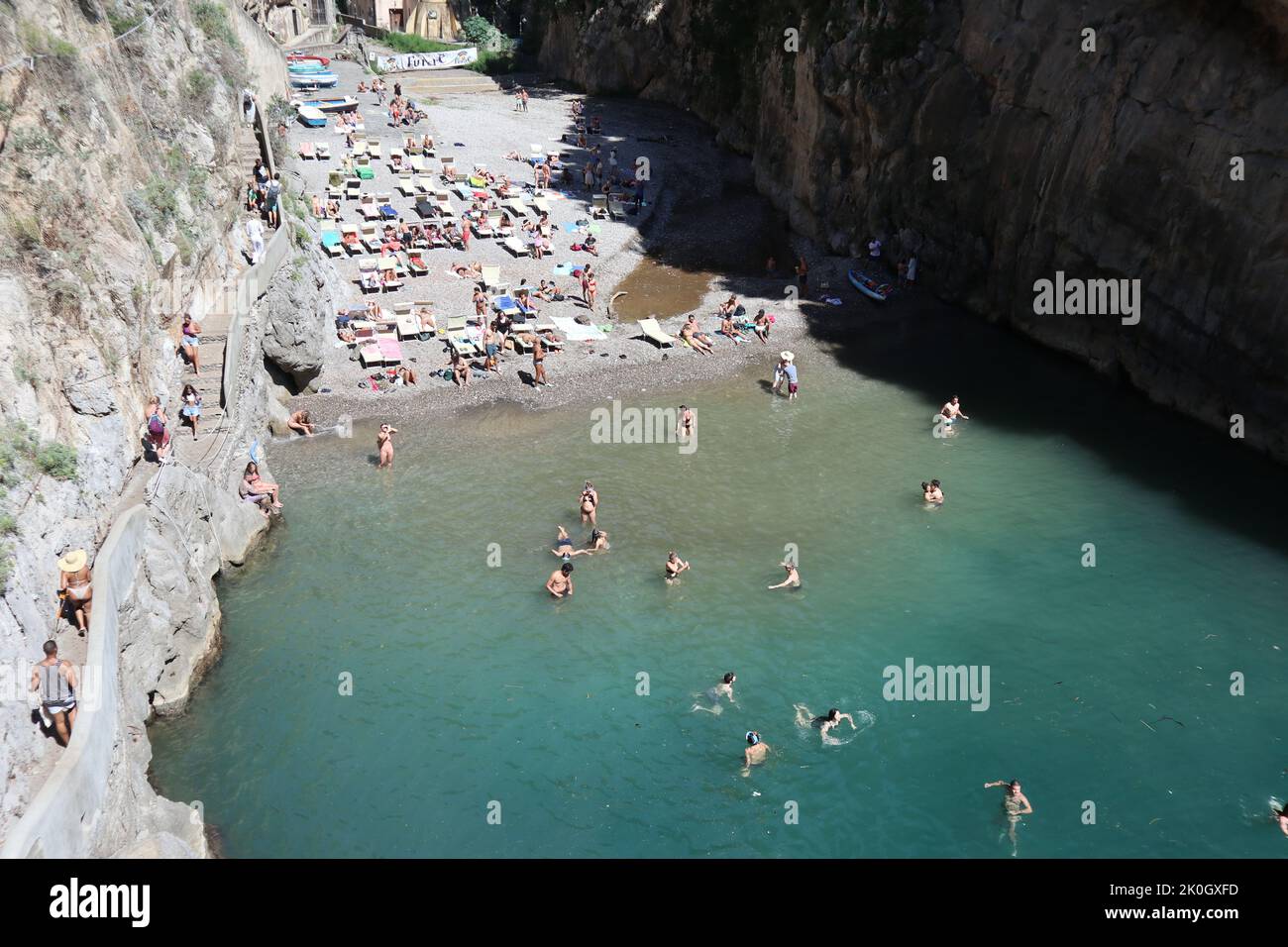 Furore - Spiaggia del fiordo dal sentiero di accesso Stock Photo