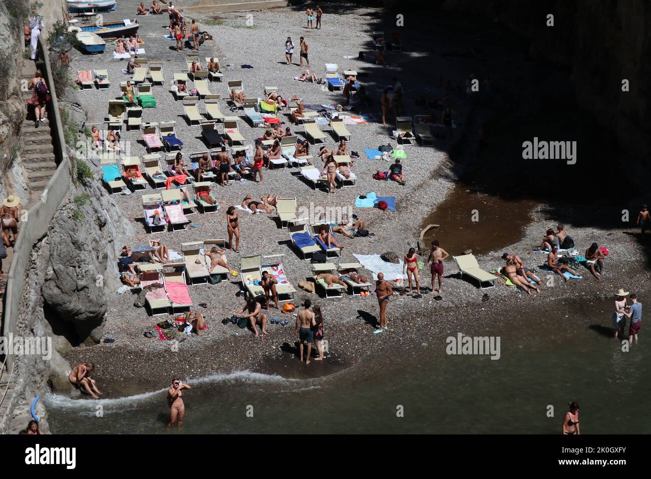 Furore - Turisti sulla spiaggia del fiordo Stock Photo