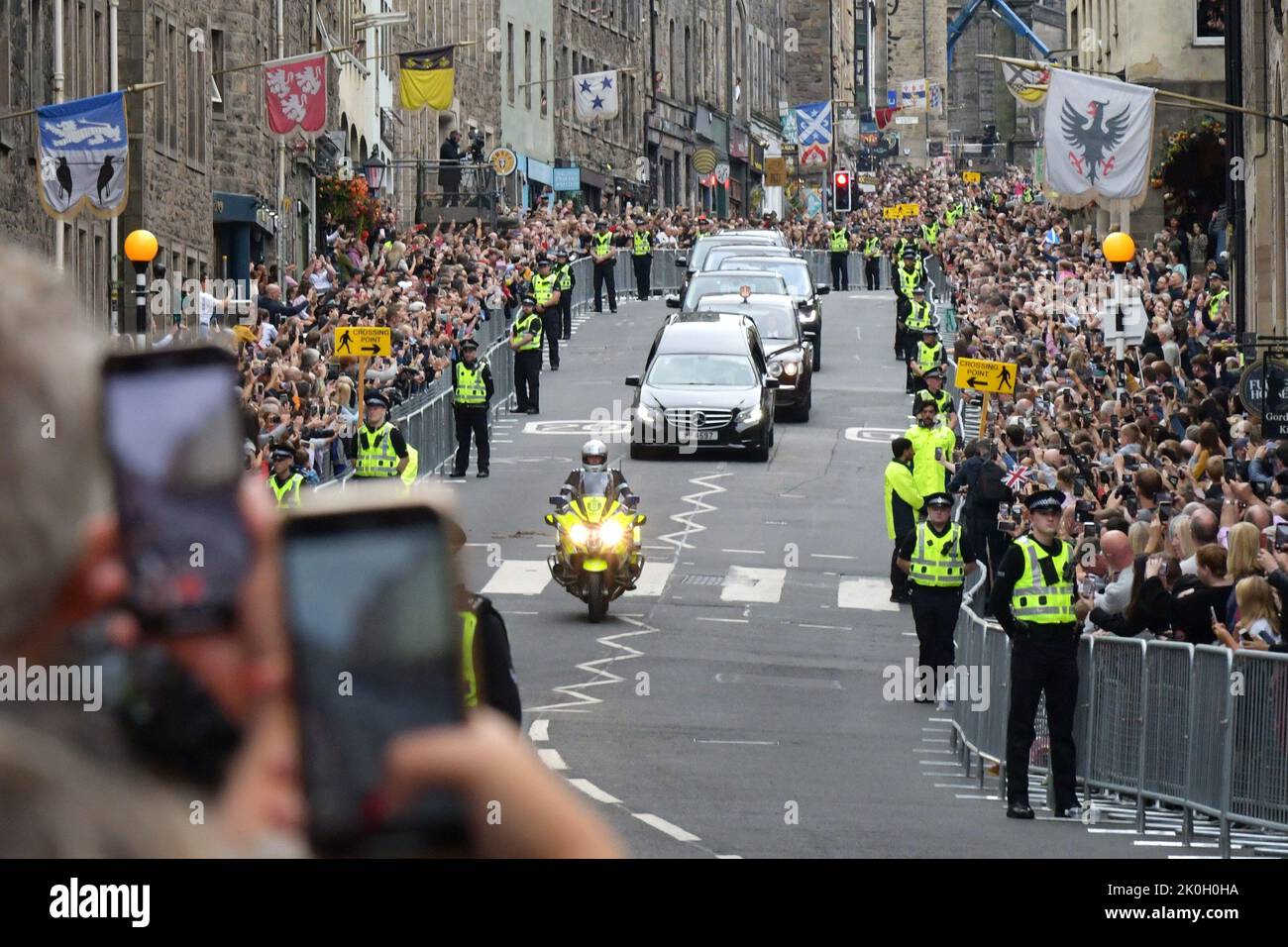 Edinburgh Scotland, UK 11 September 2022. The late Her Majesty Queen Elizabeth II convoy on the Royal Mile having travelled by road from Balmoral. credit sst/alamy live news Stock Photo