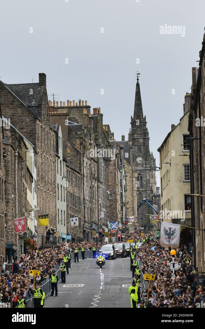 Edinburgh Scotland, UK 11 September 2022. The late Her Majesty Queen Elizabeth II convoy on the Royal Mile having travelled by road from Balmoral. credit sst/alamy live news Stock Photo