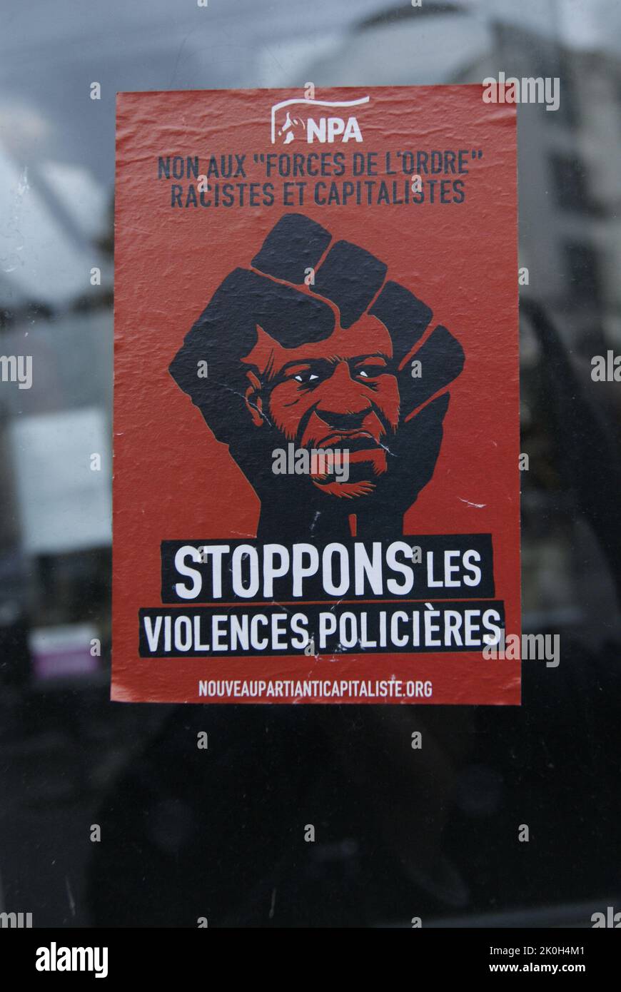 UN AUTOCOLLANT ROUGE STOPPONS LES VIOLENCES POLICIERES.PARIS.FRANCE Stock Photo