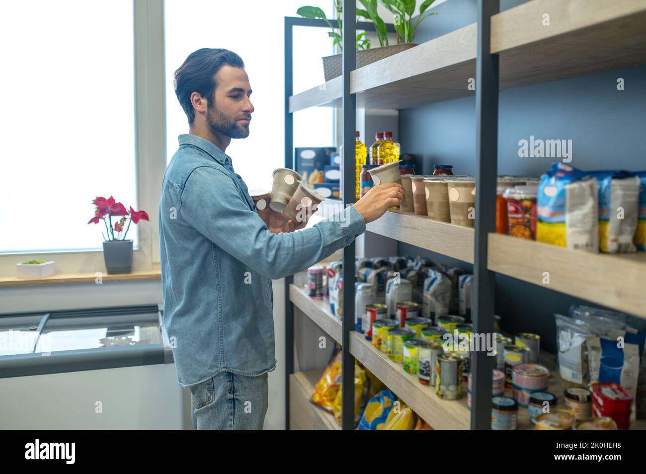 Putting products on shelves hi-res stock photography and images - Alamy