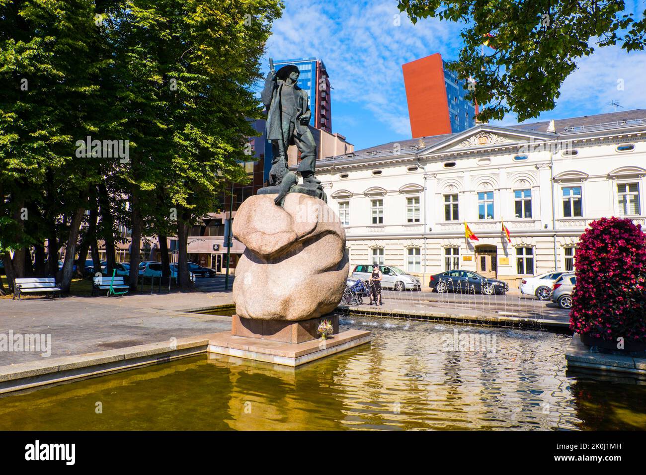 Žvejo sculpture and town hall, Danes gatve, Klaipeda, Lithuania Stock Photo