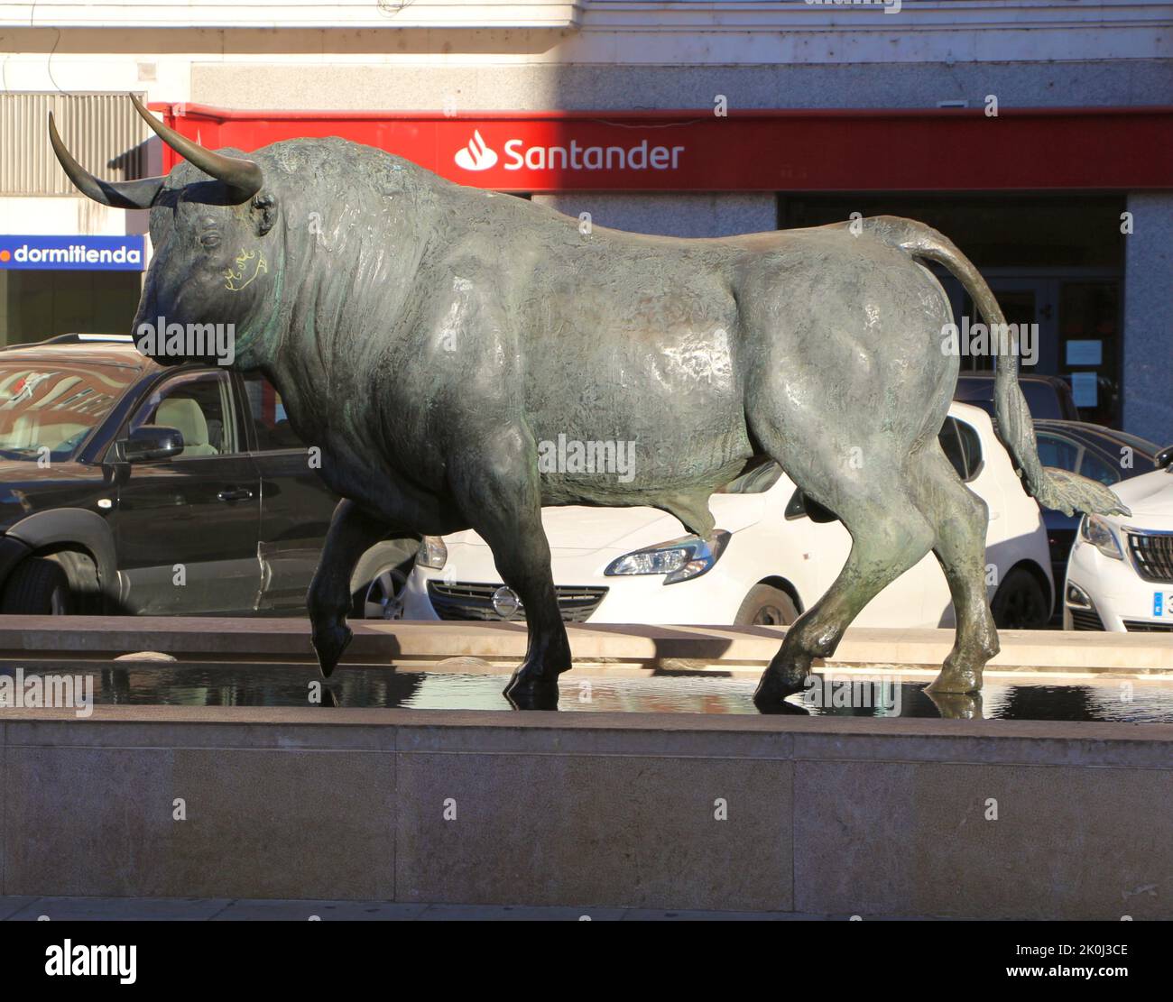 Estatua del Toro Bronze bull statue and fountain by Alfa Arte 2011 in