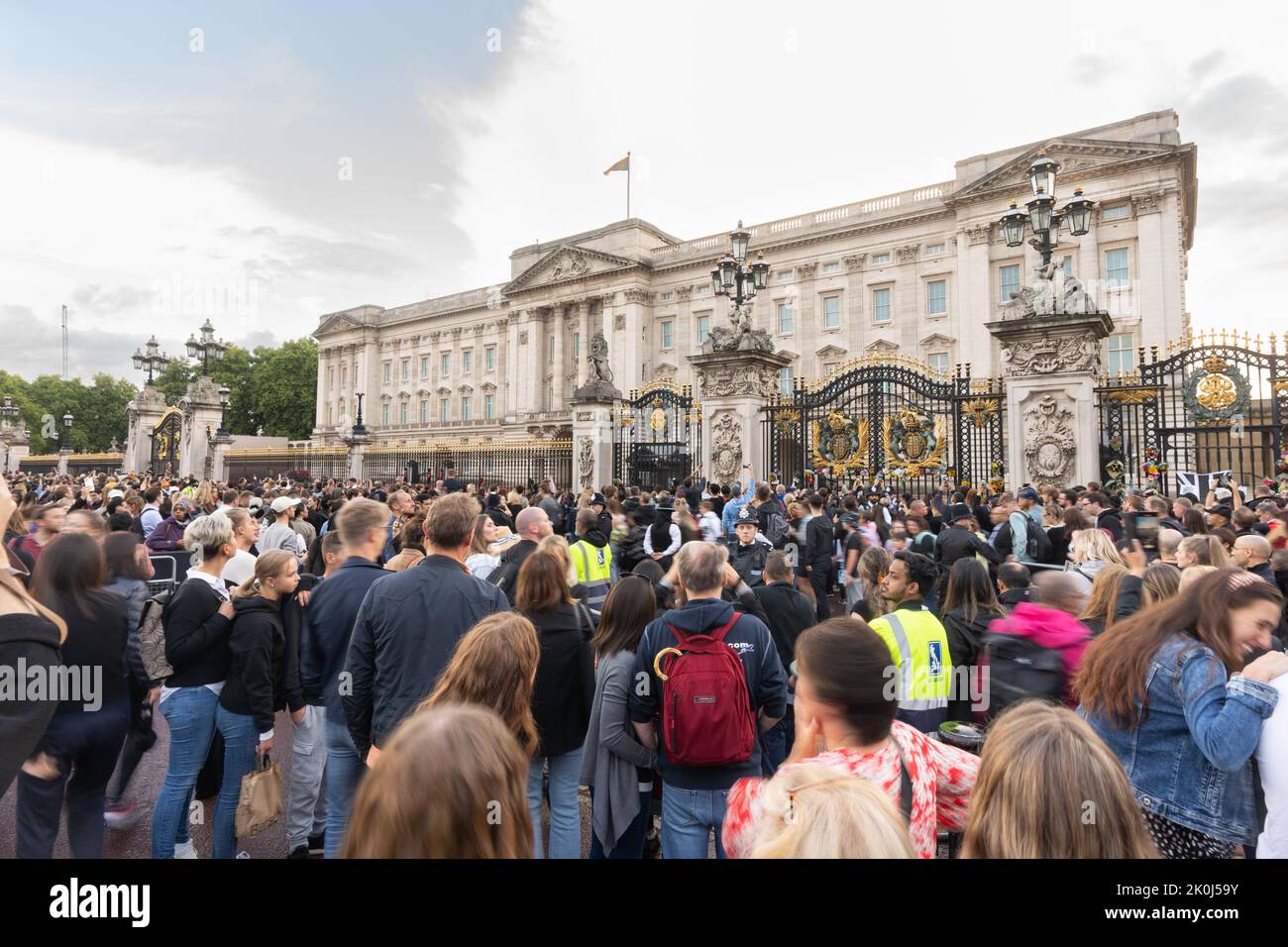 People gathered outside Buckingham Palace after Queen Elizabeth's death Stock Photo