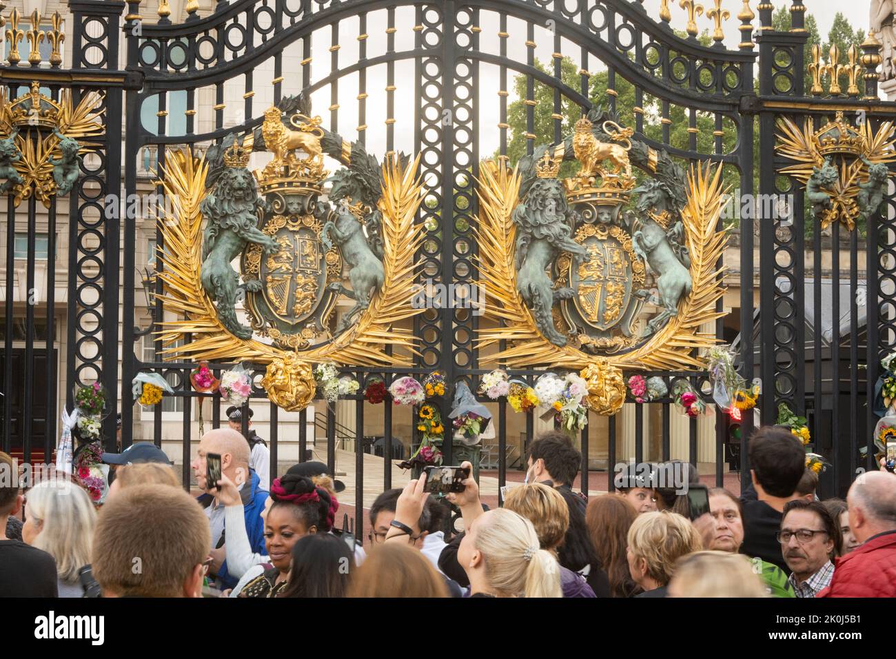 People gathered outside Buckingham Palace after Queen Elizabeth's death Stock Photo