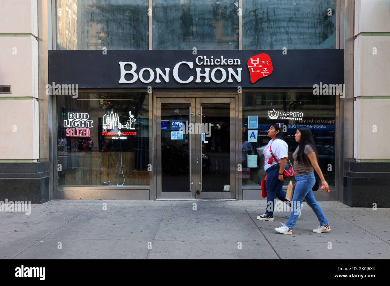 Bonchon, 325 5th Ave, New York, NYC storefront photo of a Korean fried chicken restaurant in Midtown Manhattan. Stock Photo