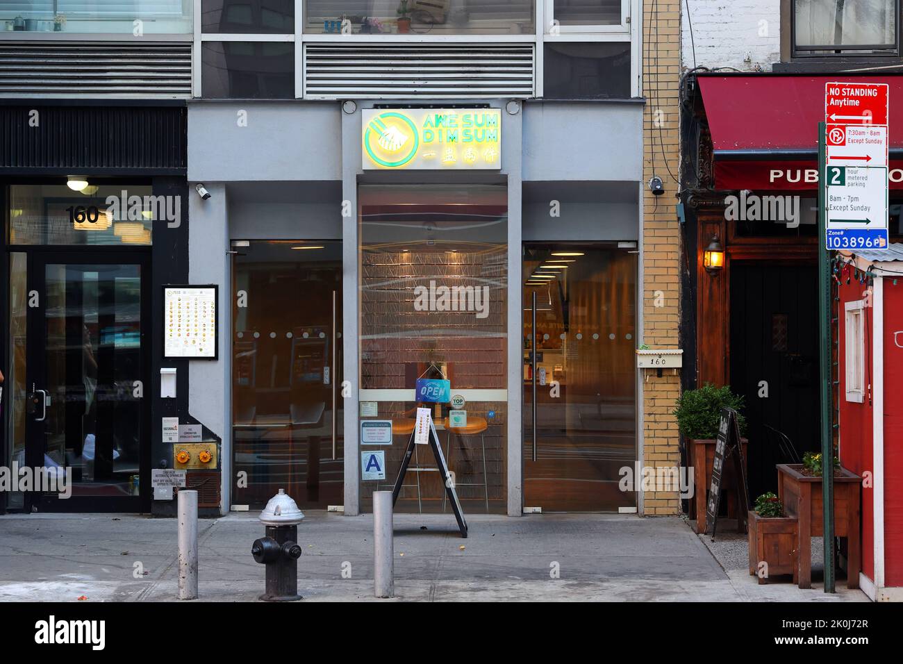 AweSum DimSum, 160 E 23rd St, New York, NYC storefront photo of a Cantonese Chinese awe sum dim sum restaurant in the Gramercy neighborhood. Stock Photo