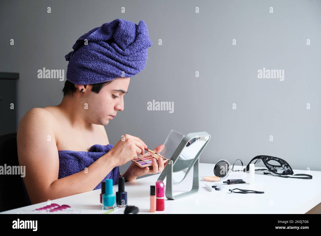 Young gender fluid person man applying eyeshadow Stock Photo Alamy Young gender fluid person man applying eyeshadow Stock Photo Alamy