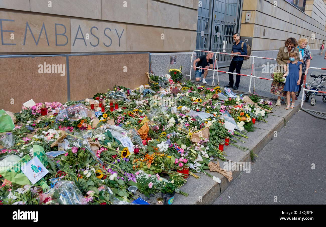 Beileidsbekundungen zum Tod  von Königin Elizabeth II der Queen am 08.09.2022 .  Blumen und Kerzen  werden vor der britischen Botschaft in Berlin abge Stock Photo