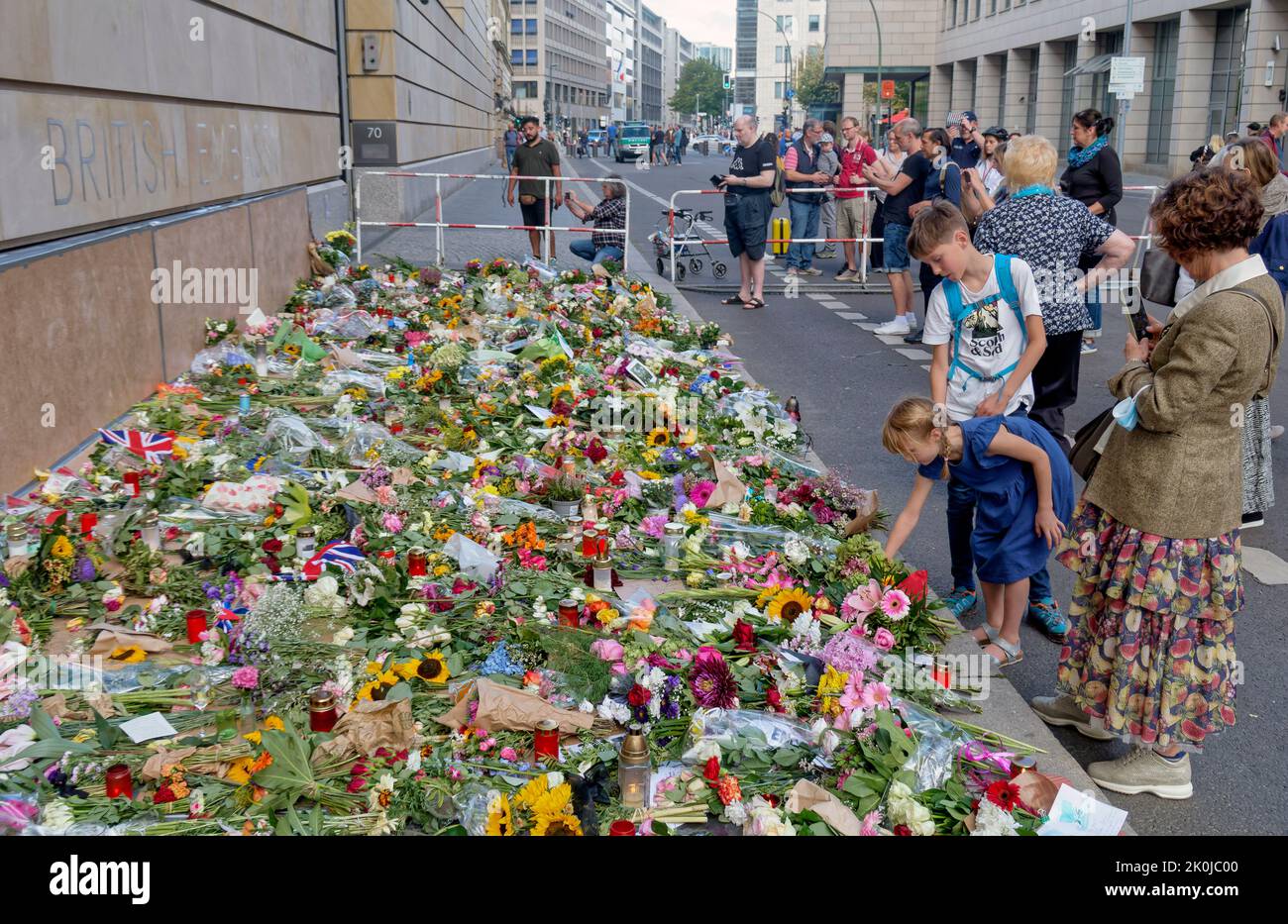 Beileidsbekundungen zum Tod  von Königin Elizabeth II der Queen am 08.09.2022 .  Blumen und Kerzen  werden vor der britischen Botschaft in Berlin abge Stock Photo