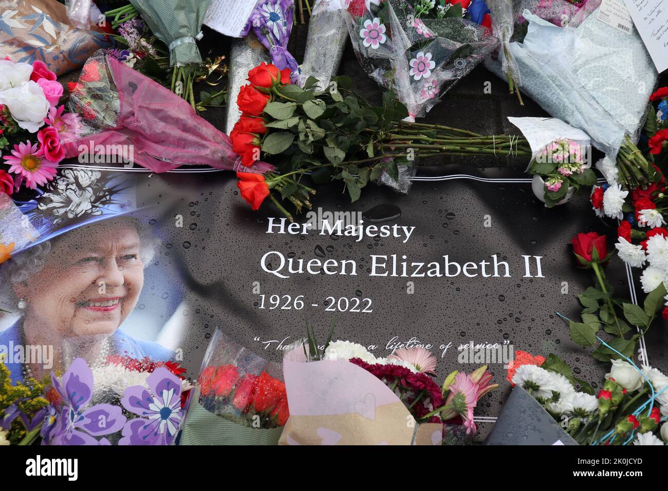 Tributes paid to Her late Majesty Queen Elizabeth II on Crimea Street at the Shankill Road, Belfast Stock Photo
