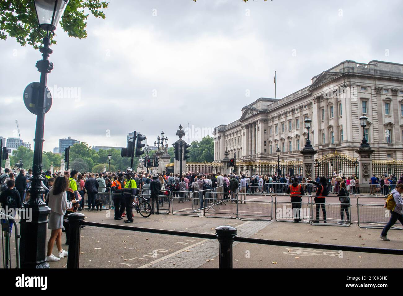 BUCKINGHAM PALACE, LONDON, ENGLAND- 10 September 2022: Mourners gathered outside Buckingham Palace following Queen Elizabeth's death Stock Photo
