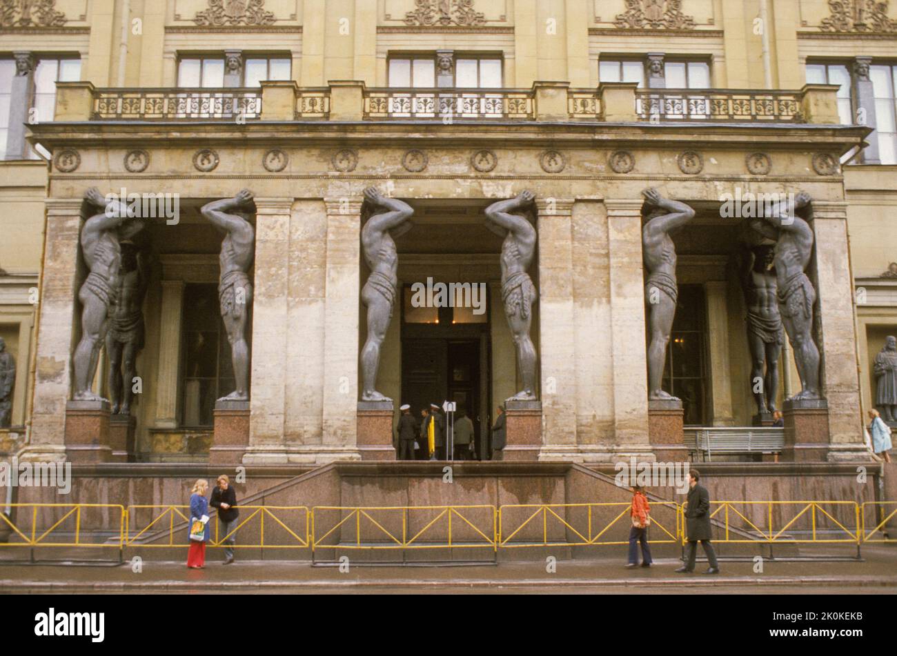 LENINGRAD Sovjet property entrance with handsome columns to a government building Stock Photo