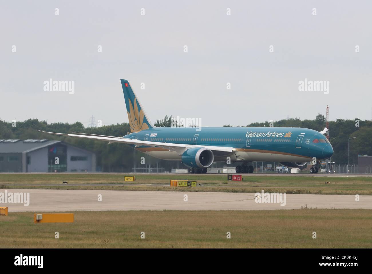 Vietnam Airlines, Boeing 787-10 Dreamliner, departing London Stansted Airport, Stansted, Essex, England, UK on 10 September 2022 Stock Photo