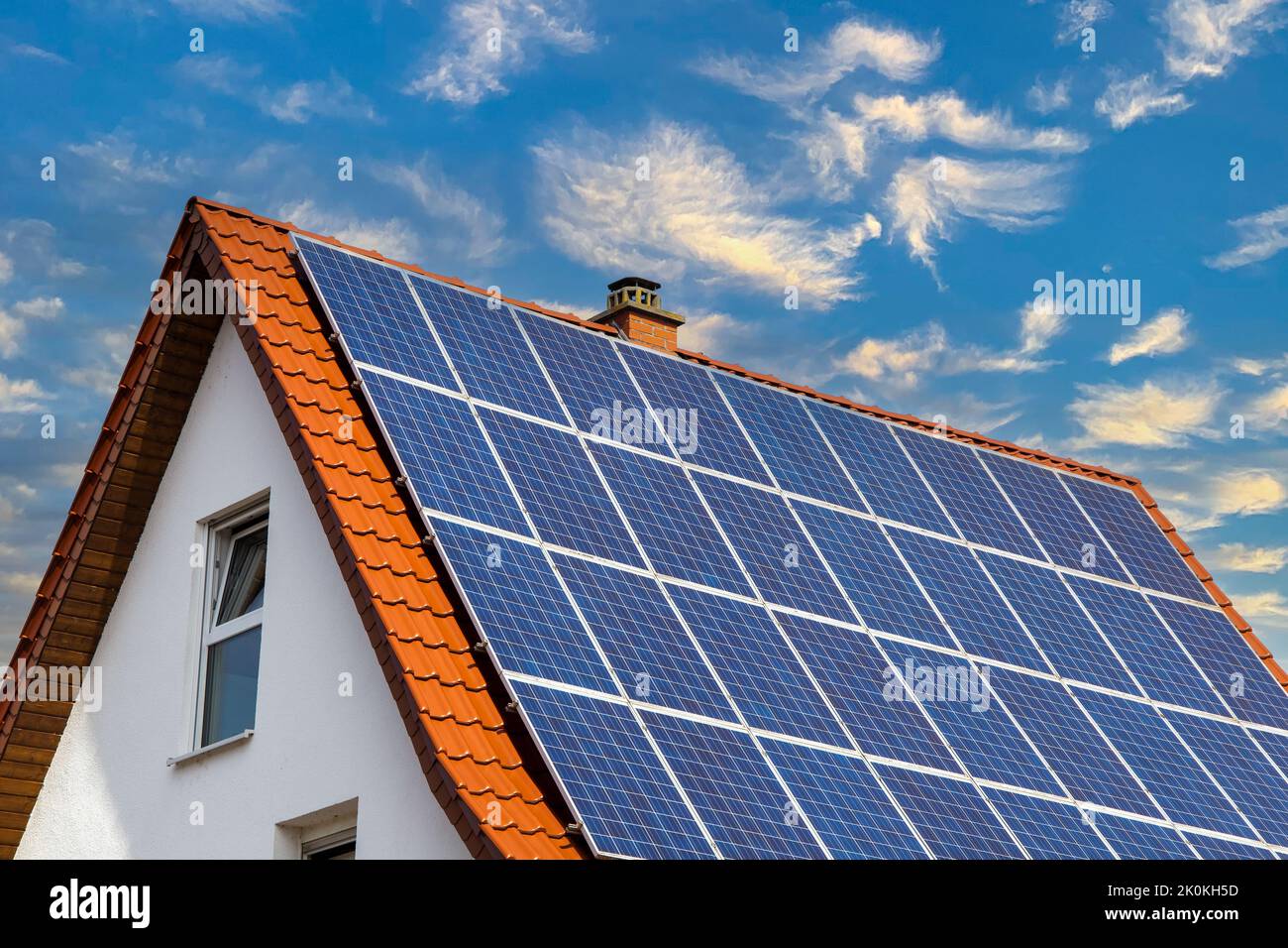 Einfamilienhaus mit Solaranlage bzw. Photovoltaikanlage Stock Photo