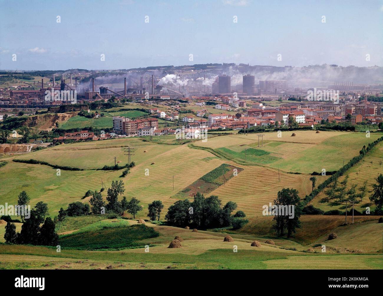 VISTA DE LA CIUDAD-CASAS EN PRIMER TERMINO Y FABRICAS CON HUMO AL FONDO - FOTO AÑOS 60. Location: ENSIDESA. Avilés. ASTURIAS. SPAIN. Stock Photo