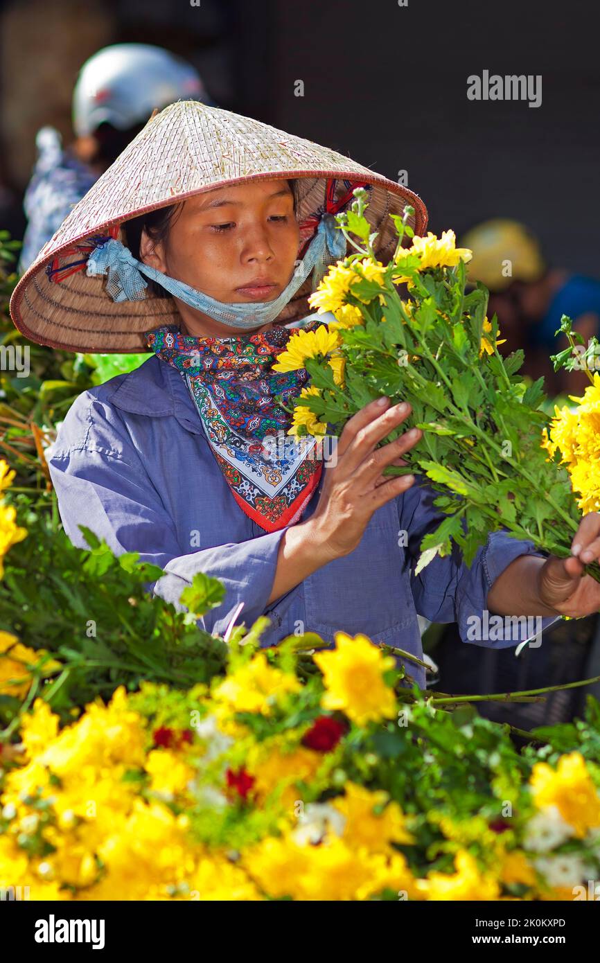 Vietnamese vendor wearing bamboo hat working in open air street market, Hai Phong, Vietnam Stock Photo