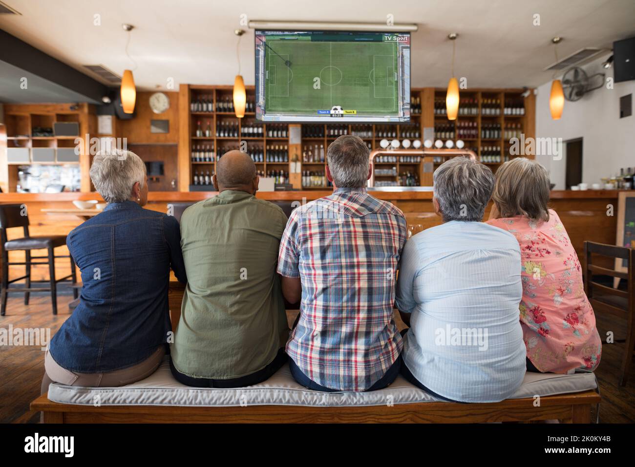 Group of friends sitting at bar hi-res stock photography and images - Alamy
