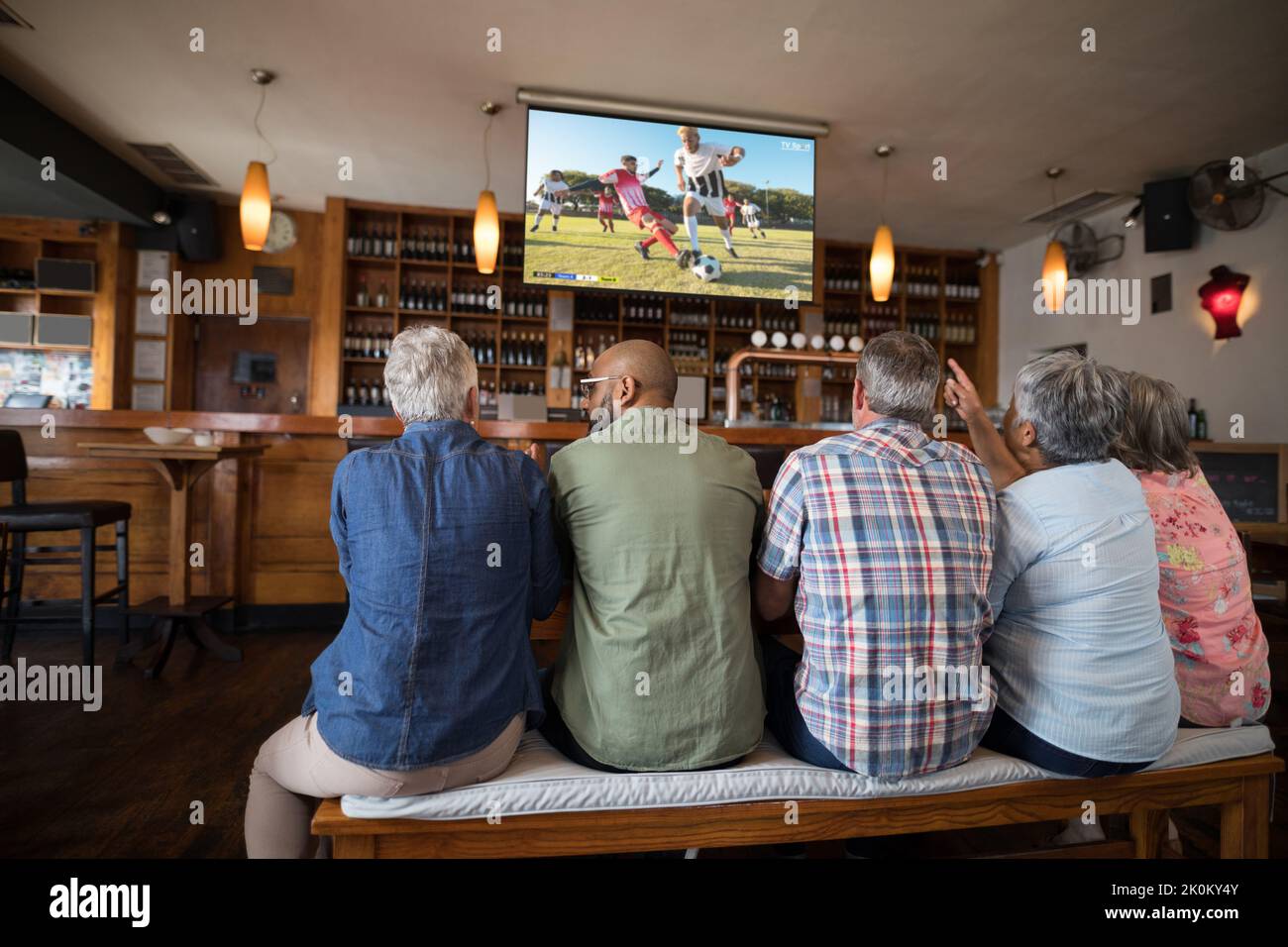 Group of friends sitting at bar hi-res stock photography and images - Alamy