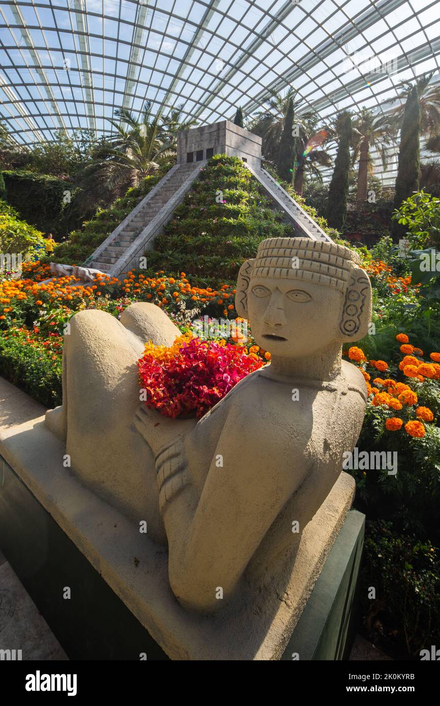 Chacmool, a Mesoamerican statue of a reclining figure display at Gardens by the Bay Stock Photo