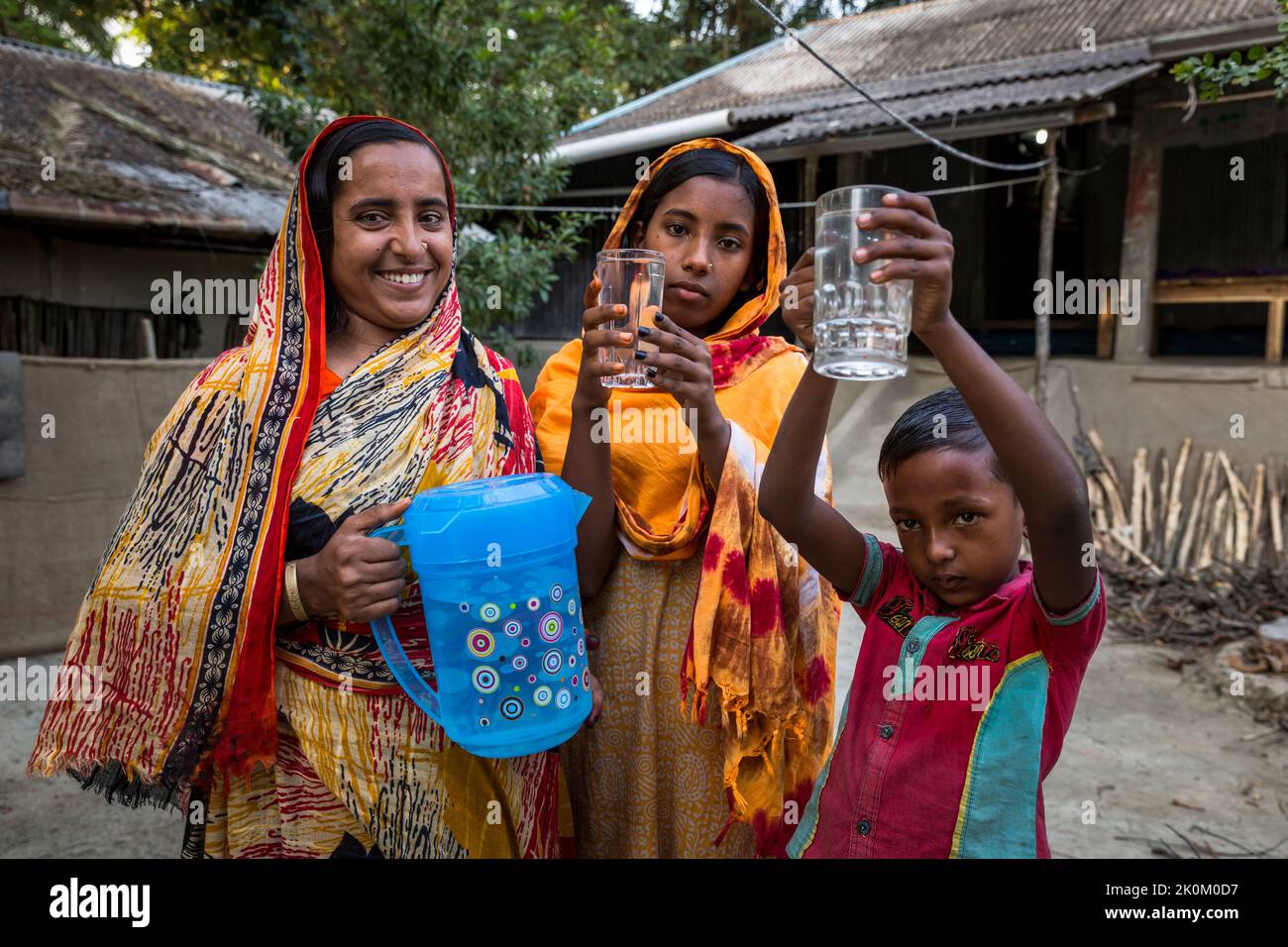 Khaleda Begum (l.), profitiert von ihrer Regenwassergewinnung, die von
