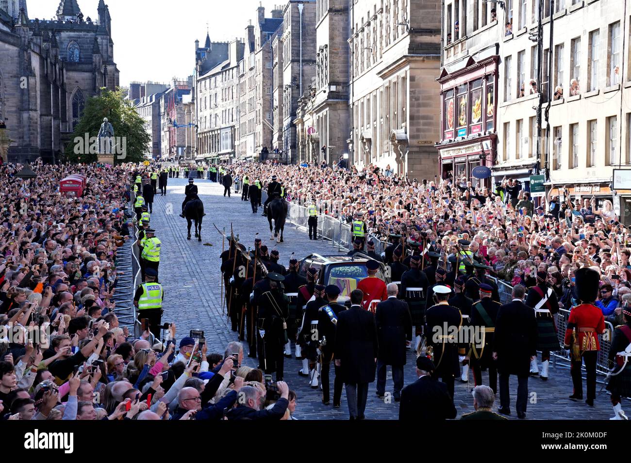 Queen elizabeths coffin procession hires stock photography and images