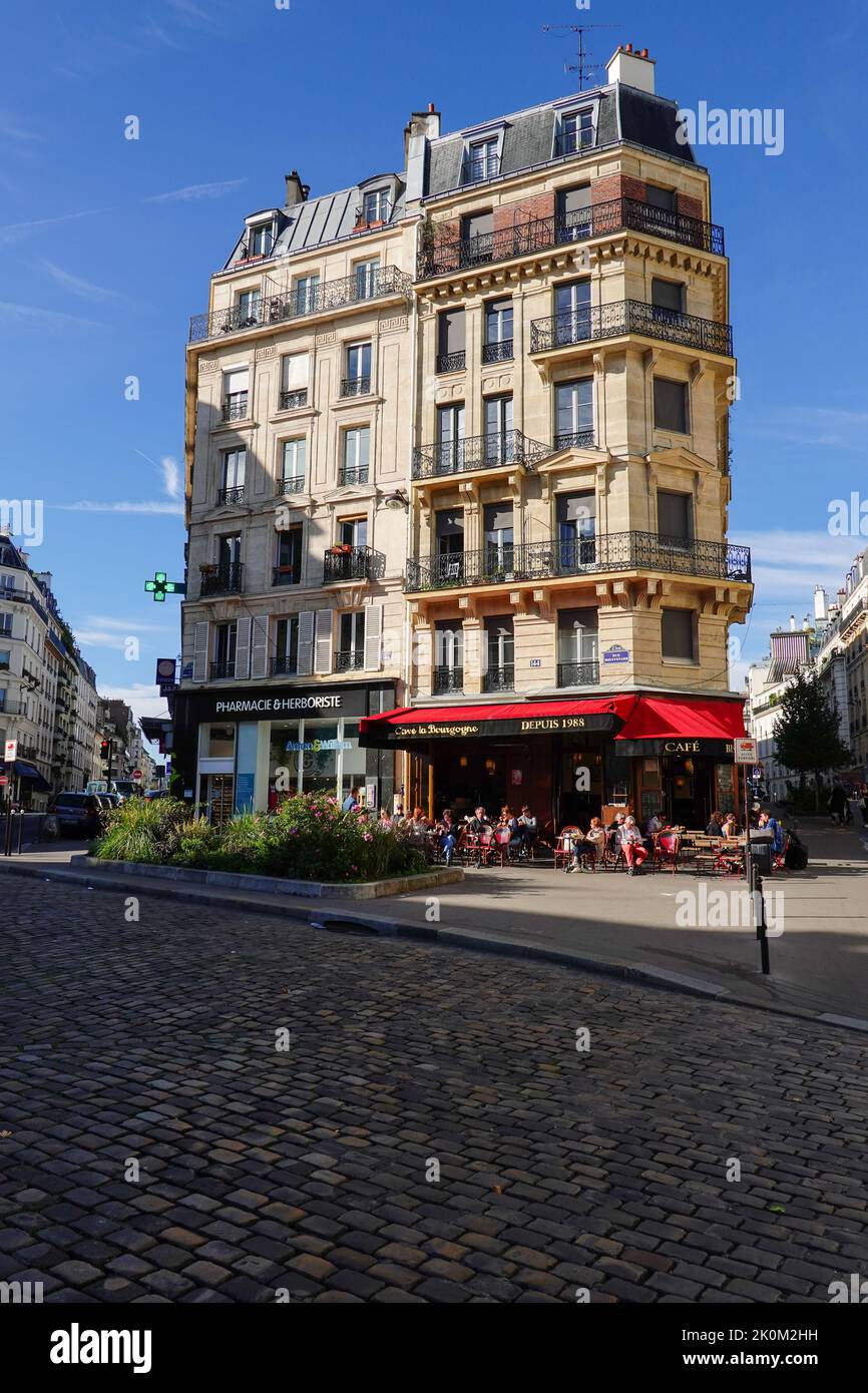 People having coffee, breakfast, on the terrace of the Brasserie Cave La Bourgogne, Latin Quarter, 5th Arrondissement, Paris, France. Stock Photo