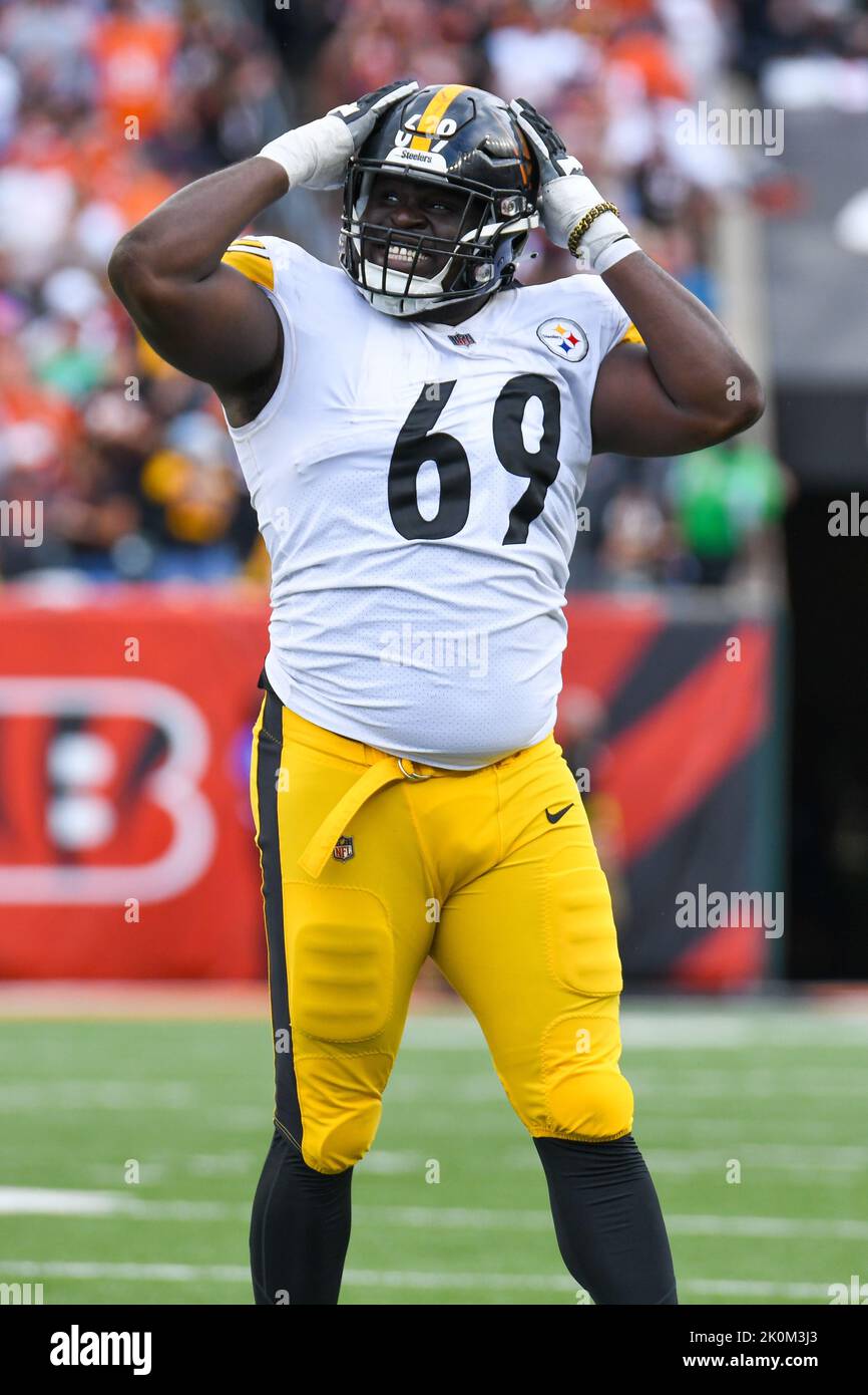 Cincinnati, Ohio, USA. 11th Sep, 2022. September 11th, 2022 Pittsburgh Steelers guard Kevin Dotson (690 reaction to a Steelers missed field goal during Pittsburgh Steelers vs Cincinnati Bengals in Cincinnati, OH at Paycor Stadium. Jake Mysliwczyk/BMR (Credit Image: © Jake Mysliwczyk/BMR via ZUMA Press Wire) Stock Photo