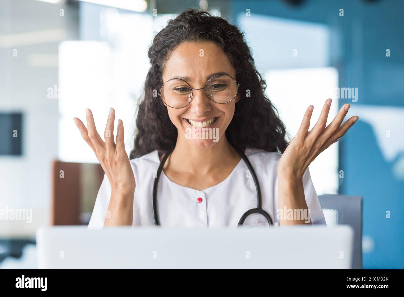Latino doctor hi-res stock photography and images - Alamy