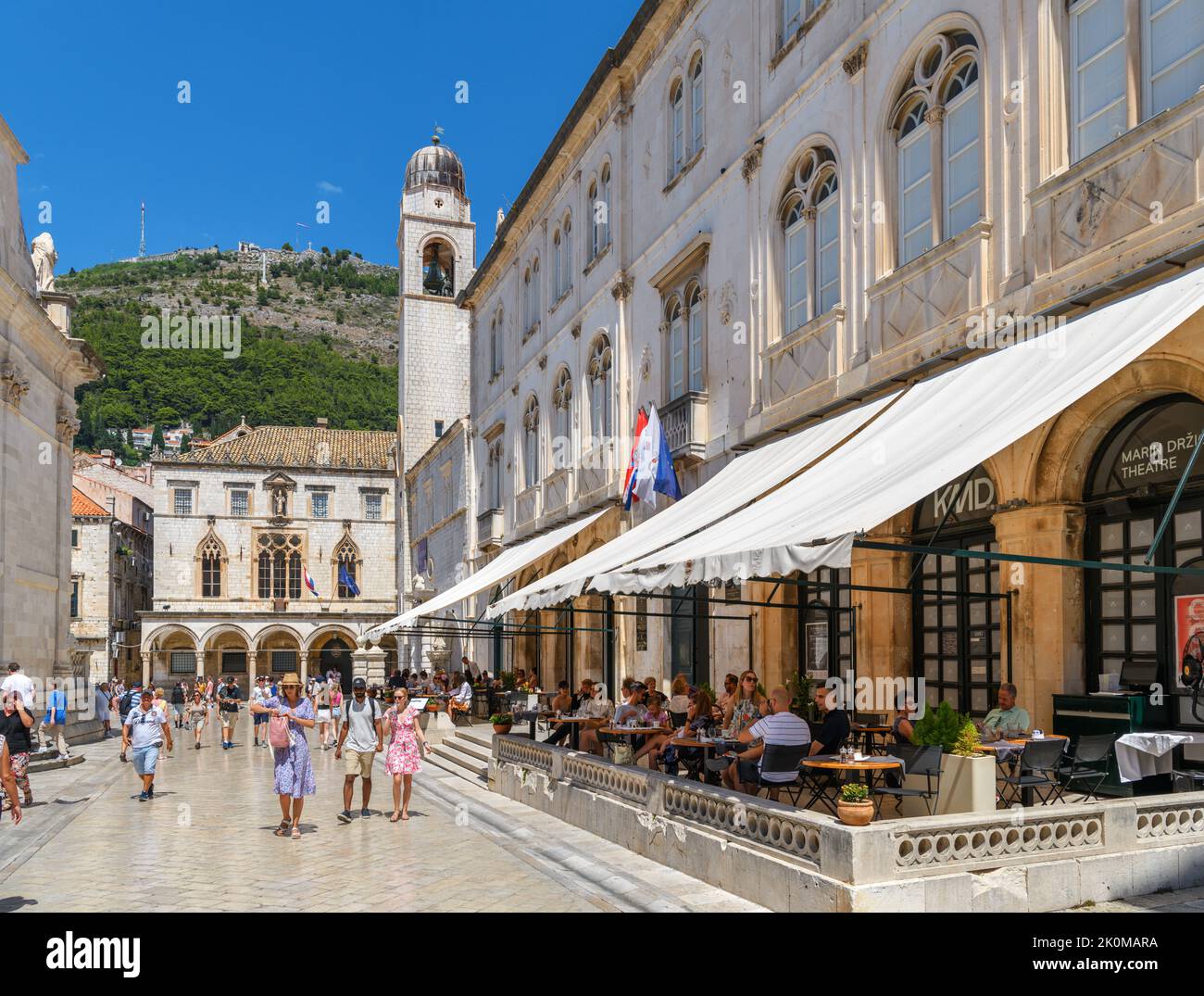 Cafes and restaurants on Ulica Pred Dvorom looking towards the Sponza Palace, Old Town, Dubrovnik, Croatia Stock Photo