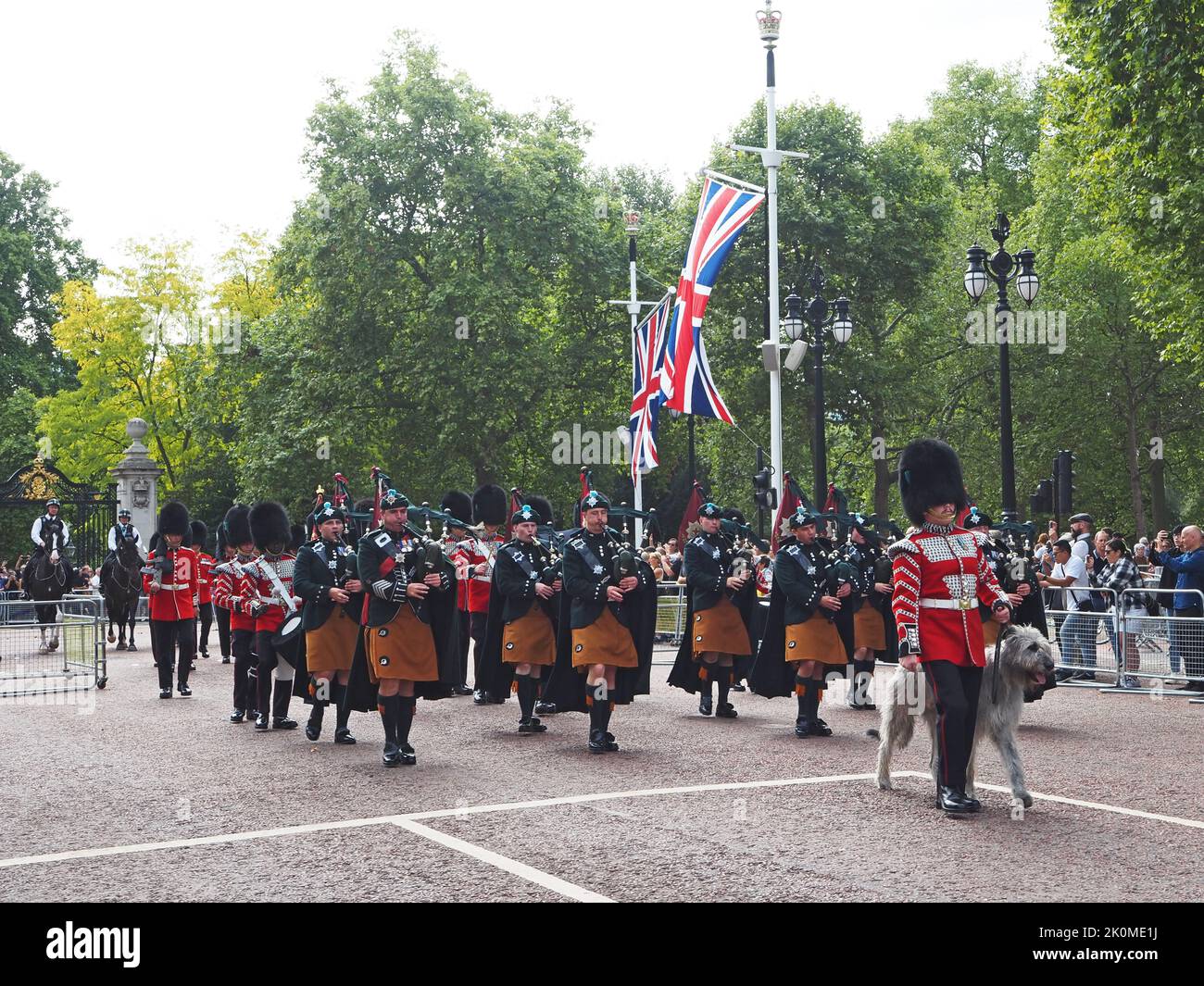 London, UK. 12th Sep, 2022. Death of Queen Elizabeth II. Crowds of people flock to London to pay their respects to the late Queen Elizabeth. Many laying flowers at Buckingham Palace and Green Park. Credit: Julia Gavin/Alamy Live News Stock Photo