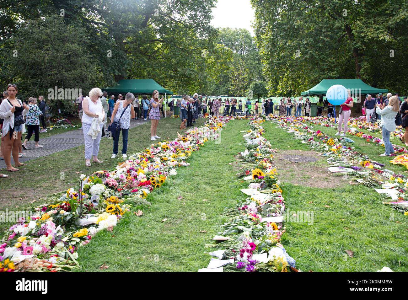 LONDON, UK - September 2022: Thousands of people lay flowers and cards ...