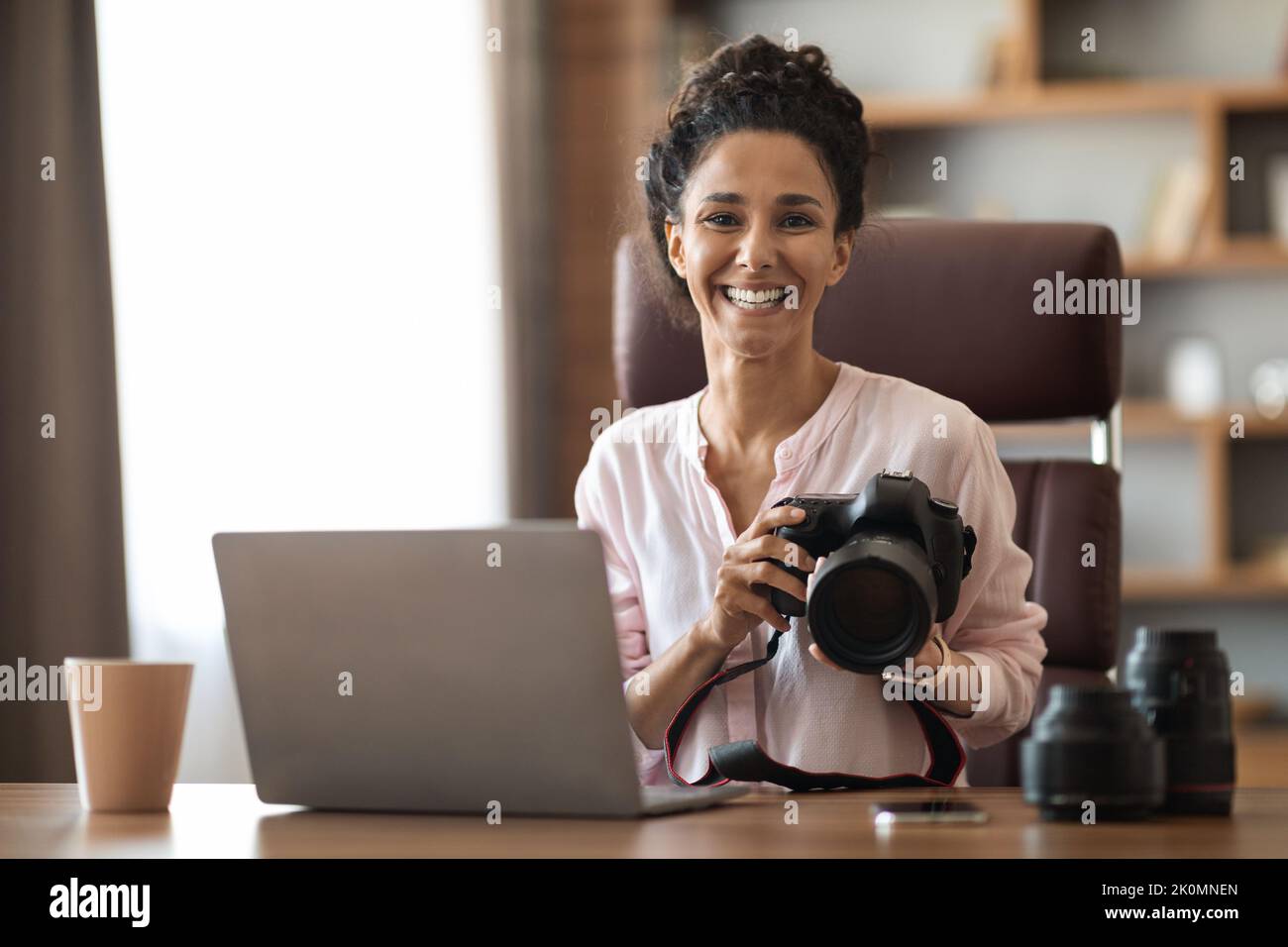 Lady photographer working home hi-res stock photography and images - Alamy
