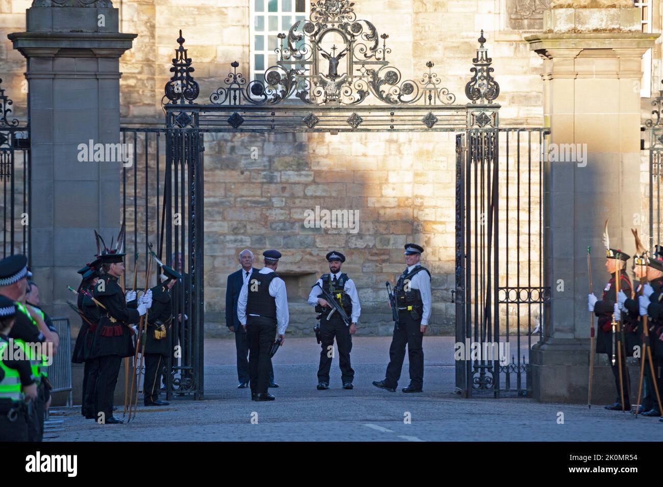 Holyrood, Edinburgh, Scotland, UK. 12th September 2022. Security for King Charles 111 at Scottish Parliament and  Holyrood Palace. Pictured: Armerd Polic officers stand at the gates of Holyrood Palace together with The Royal Company of Archers who were previously the official bodyguards of the Queen when she was in Scotland. Credit: Arch White/alamy live news. Stock Photo