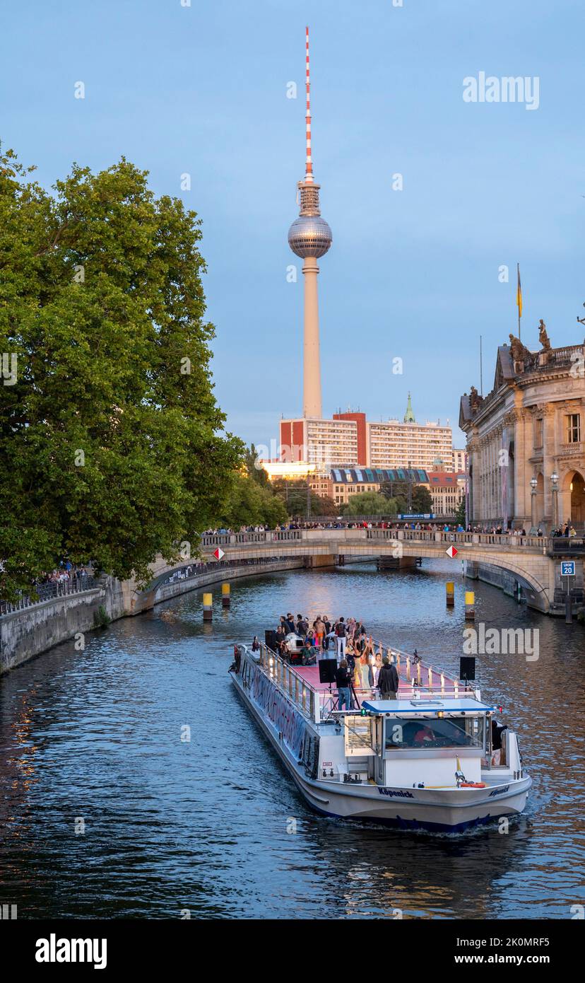 Berlin, Germany. 12th Sep, 2022. A ship with the members of the ...
