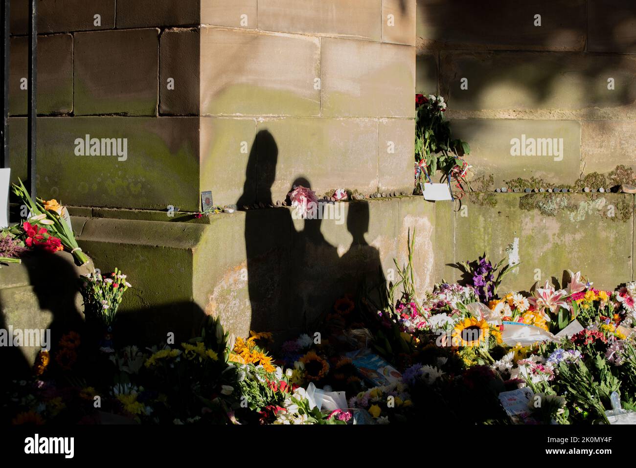 Floral tributes to hm the queen hires stock photography and images Alamy
