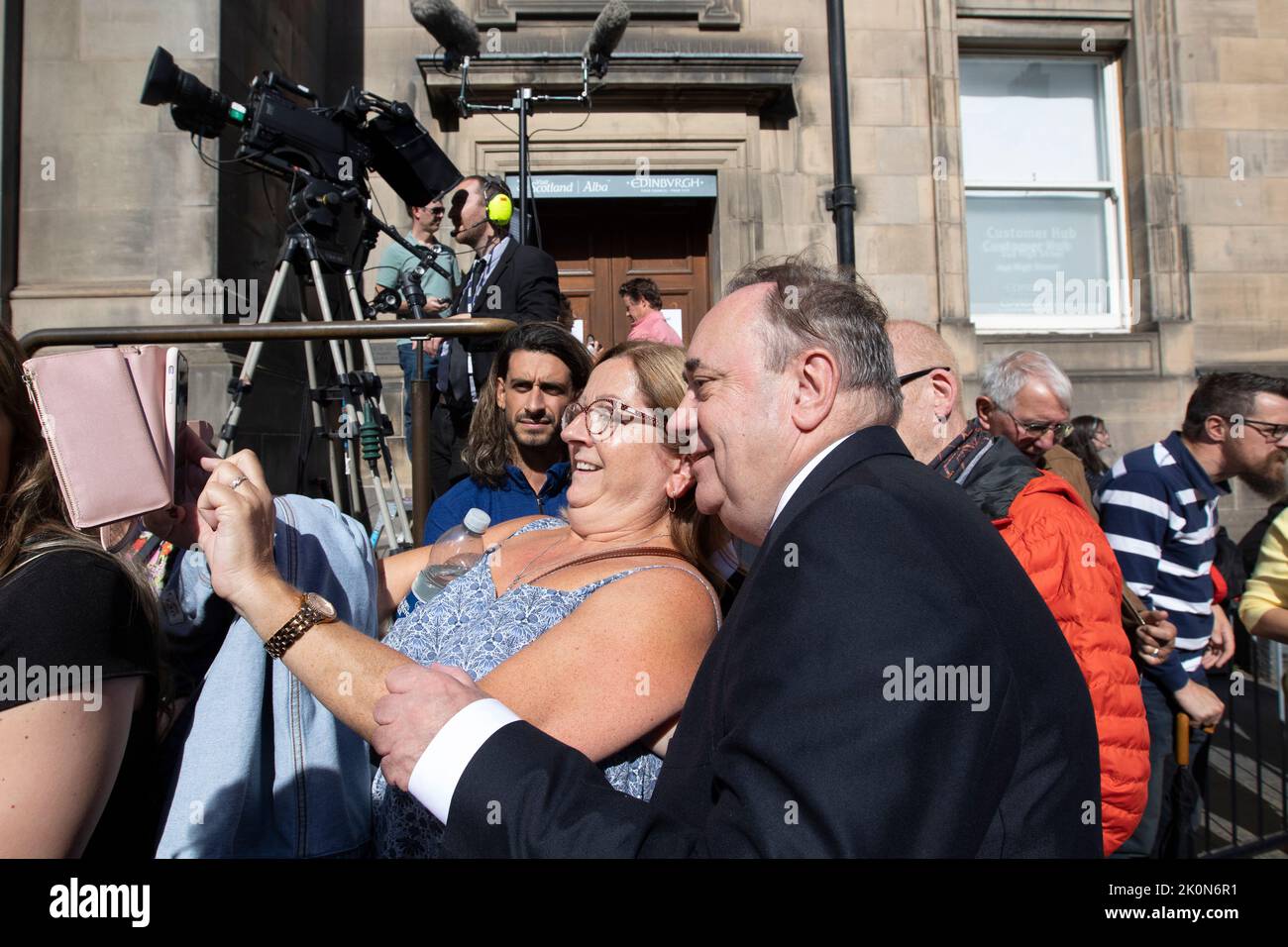 Edinburgh 12th September 20202. Hunders of Thousands people gather in the Royal Mile to glimpse of Her Majesty's Coffin on the way to St Gile's Cathedral in Edinburgh. The Queen died peacefully at Balmoral on 8th September 2022. Pictured: Former First Minister Alex Salmond seen in the Royal Mile. Scotland. Pic Credit: Pako Mera/Alamy Live News Stock Photo