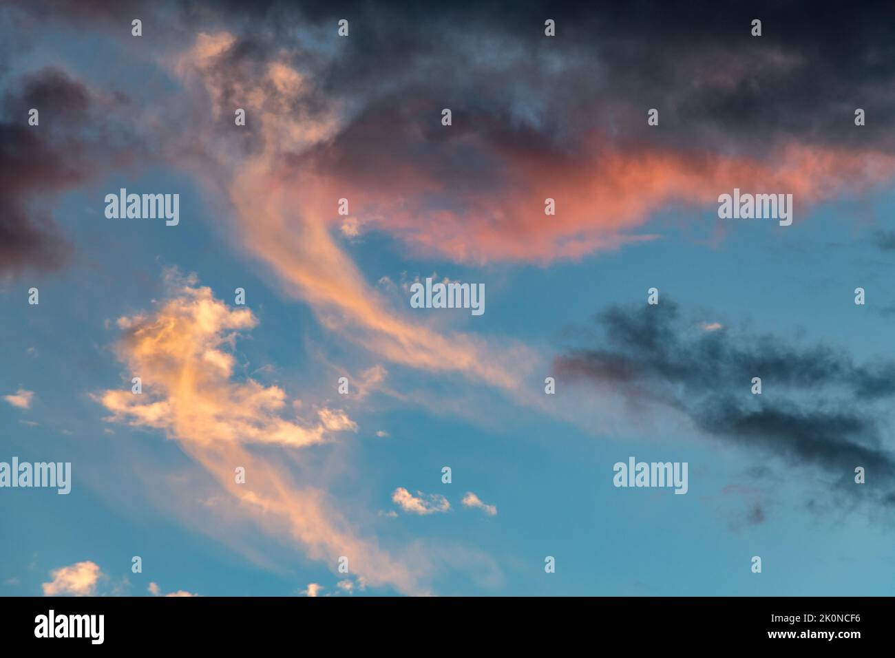 Sky with cloudy sunset - Vue d'un ciel nuageux lors d'un coucher de soleil Stock Photo